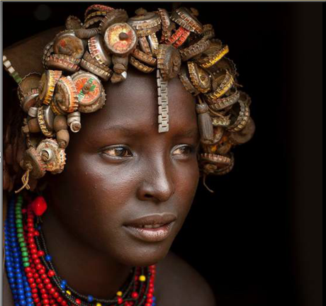 Les Dassanech : la tribu qui transforme les capsules de Coca en bijoux