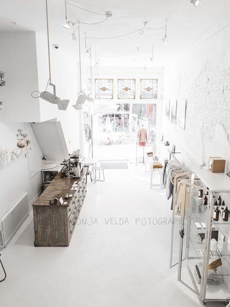Amsterdam / Cottoncake : concept-store  aux murs blancs /