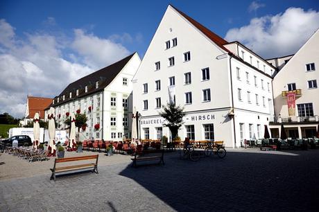 Place du marché et hôtel Akzent Brauerei Hirsch à Ottobeuren