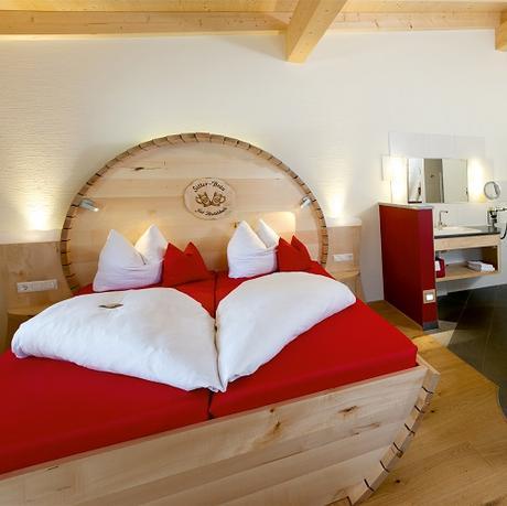 Chambre avec tête de lit en tonneau au Gut Riedelsbach à Bayern