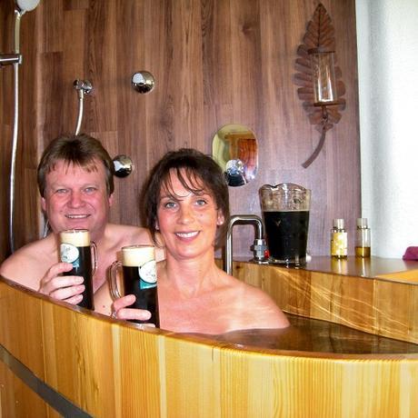 Couple buvant de la bière au spa au Gut Riedelsbach à Bayern
