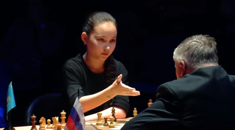 Belle victoire technique d'Anatoly Karpov face à la toute jeune joueuse de 15 ans du Khazakstan Zhansaya Abdumalik  - Photo © capechecs 
