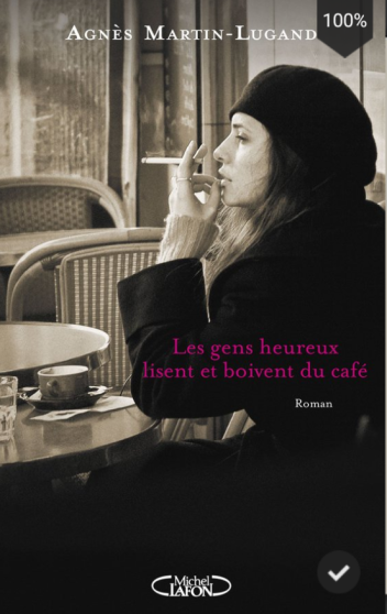 Les gens heureux lisent et boivent du café