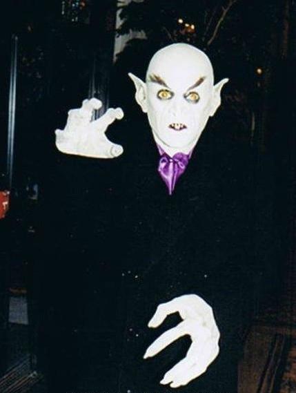 Michael Jackson déguisé en Nosferatu à une convention de films d'horreur en mai 1995? 1557449_10205332952350158_7976033529676827736_nb