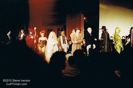 Michael Jackson déguisé en Nosferatu à une convention de films d'horreur en mai 1995? fm95-cost10