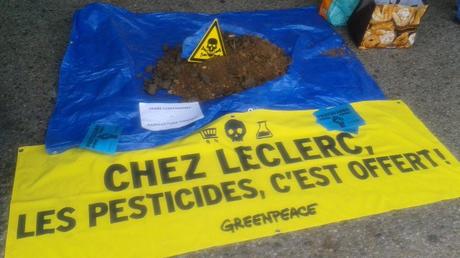 A La Rochelle, un tas de terre a été symboliquement déposé devant le magasin du groupe. © O. NGanga, FTV