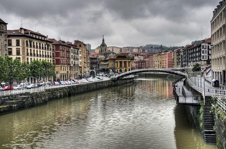 Bilbao ou Bilbo en basque, est une ville du nord de l'Espagne d'environ 350 000 habitants