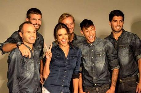 Peut-on se permettre le denim aux couleurs de son équipe préférée? Alessandra-Ambrosio-Replay-Jeans-fall-campaign-Pique-Andres-Iniesta-Luis-Alberto-Suarez-Neymar