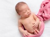 Photographe spécialiste nouveau-né Paris, photos naissance bébé Rose