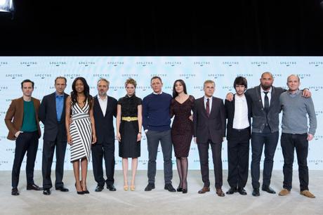 De gauche à droite: Andew Scott; Ralph Fiennes; Naomie Harris; Sam Mendes; Léa Seydoux; Daniel Craig; Monica Belluci; Christoph Waltz; Ben Whishaw; Dave Bautista; Rory Kinnear.