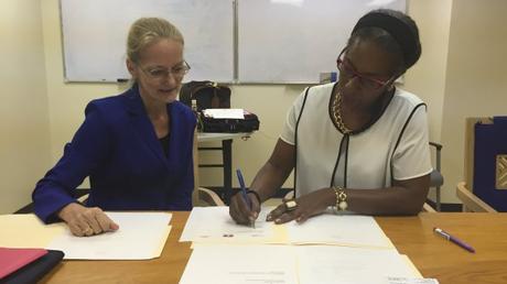 Le Dr. Edda Hadeed, pédiatre et spécialiste en néonatologie et Marie-Dominique Hardy-Dessources, biochimiste et présidente de CArest, lors de la signature de la convention. © Y. Yacou