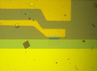 Electron-microscope image of the transistor