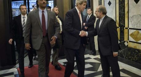 US Secretary of State John Kerry (C) is greeted by Iranian Foreign Minister Javad Zarif 's chief of staff (R) before a meeting with the foreign minister on October 29, 2015 in Vienna ( Brendan Smialowski (Pool/AFP) )