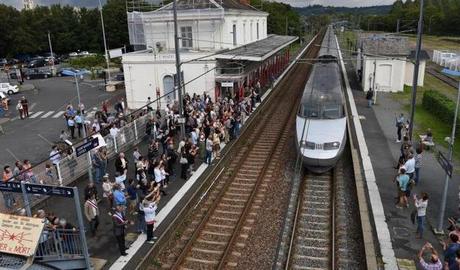 En septembre, une manifestation a déjà réuni environ 300 personnes à la gare de Saint-Maixent-l'École. - En septembre, une manifestation a déjà réuni environ 300 personnes à la gare de Saint-Maixent-l'École.