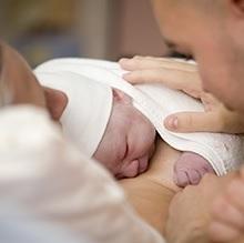 NAISSANCE: Le peau-à-peau pour les parents autant que pour l'enfant – AAP