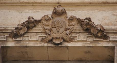 Un emblème maçonnique ou compagnonnique à Vauvert (30)