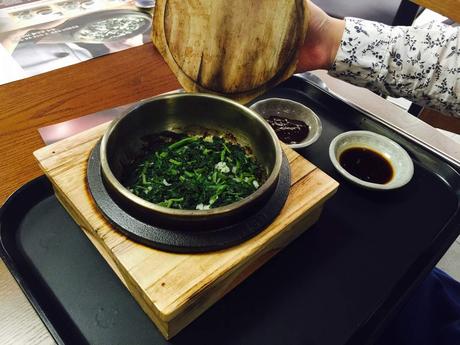 Un restaurant avec un buffet de plats coréens