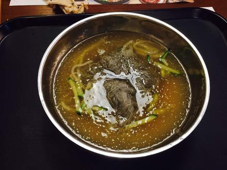 Un restaurant avec un buffet de plats coréens