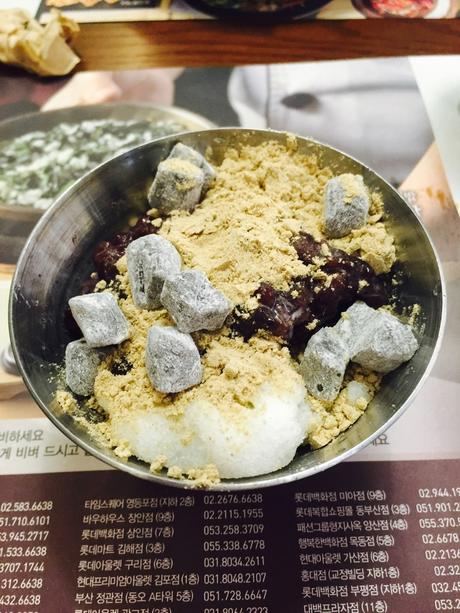 Un restaurant avec un buffet de plats coréens