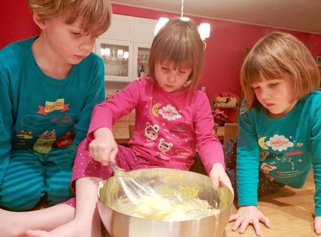 Les enfants préparent un Tiramisu