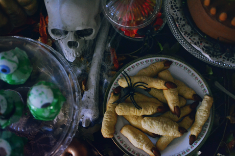 table d'halloween : desserts, magie et frayeurs.