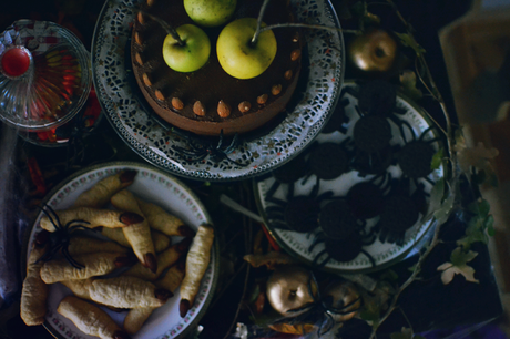 table d'halloween : desserts, magie et frayeurs.