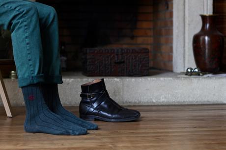 BLOG-MODE-HOMME_sweat-eponge-cravate-soie-motif-interieur-dandy-curisiotes-slim-vert-jeans-preppy-boots