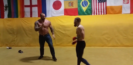 Conor McGregor champion de MMA s’attaque à « La Montagne » de GOT.