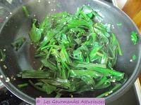 Riz accompagné de ses 3 poêlées de légumes (mourron, tétragone, plantain, cardamine, champignons) (Vegan)