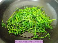 Riz accompagné de ses 3 poêlées de légumes (mourron, tétragone, plantain, cardamine, champignons) (Vegan)