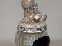 Pot gourmand avec Bonhomme pain d'épice en porcelaine froide