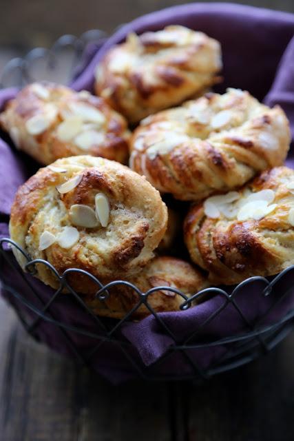 Brioches torsadées aux amandes et à l'orange