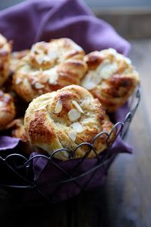 Brioches torsadées aux amandes et à l'orange
