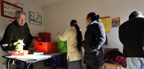 Manque de transports ou absence de voiture, un facteur aggravant de la pauvreté (THIERRY ZOCCOLAN / AFP)