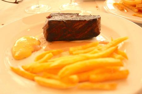 Rumsteak, confit d'oignons, frites fraîches _maison_  P.Faus  - copie
