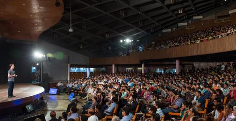 Mark Zuckerberg, s'adressant à une foule à l'institut indien de technologie de Delhi en octobre dernier.
