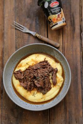 Polenta crémeuse , ragout de boeuf , fromage râpé Parmigiano Regiano Galbani