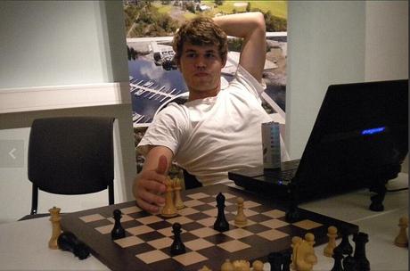 Le champion du monde d'échecs de 24 ans, Magnus Carlsen casse l'image conventionnelle que les gens se faisait du jeu d'échecs