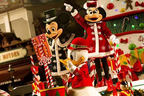 Rendez-vous du 7 novembre 2015 au 7 janvier 2016 pour 62 jours de Noël dans la plus pure tradition des fêtes de fin d’année, saupoudrée de magie Disney !