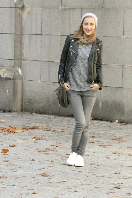 #134 Toute de gris vêtue