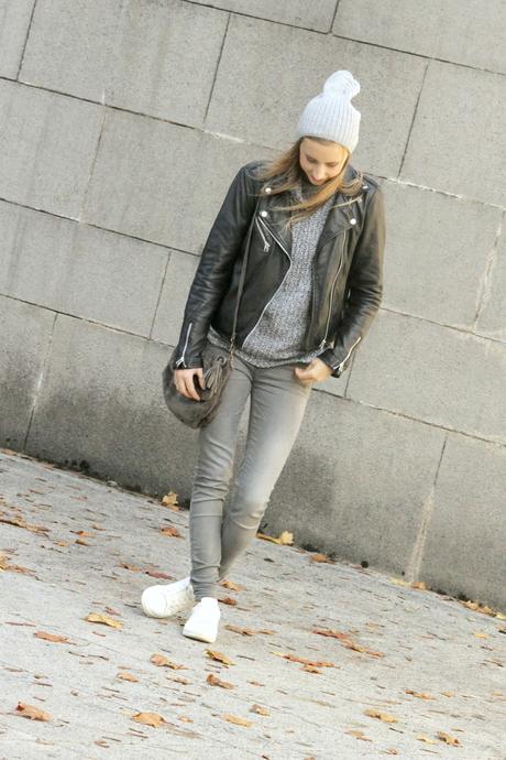 #134 Toute de gris vêtue