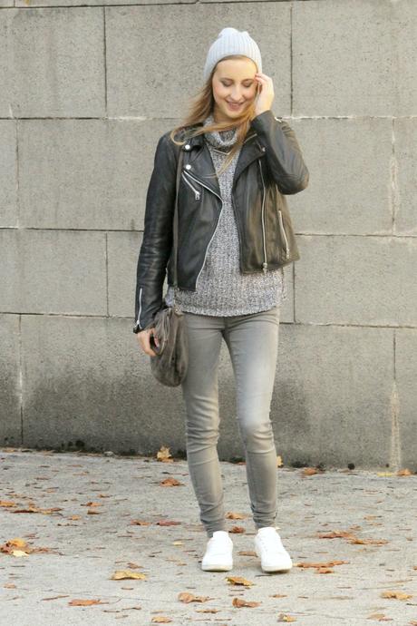 #134 Toute de gris vêtue