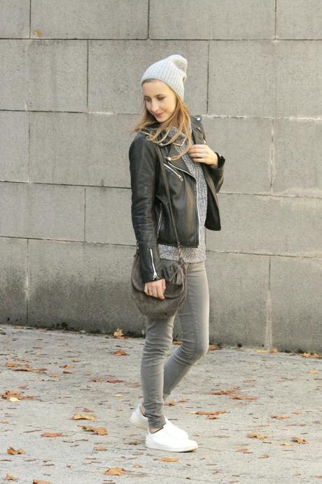 #134 Toute de gris vêtue