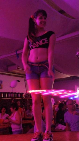 La hoopdance pour garder le rythme avec des cerceaux Démonstration de hula hoops