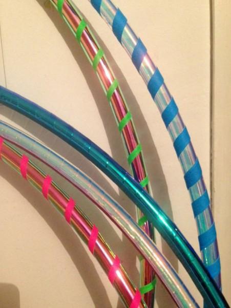 La hoopdance pour garder le rythme avec des cerceaux Cerceaux de hula hoops