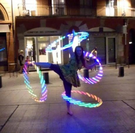 La hoopdance pour garder le rythme avec des cerceaux Hoopdance de nuit