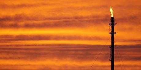 Une raffinerie Total à Donges (Loire-Atlantique), le 30 juin 2014. Le pétrolier a soumis une initiative dans le cadre de la COP21 qui suscite l'ire des ONG.