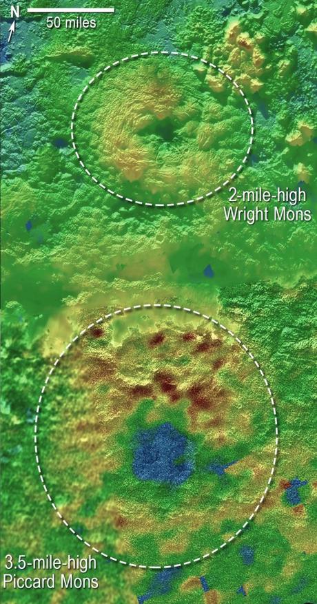 Les couleurs révèlent les reliefs de la région des monts Wright et Piccard, tous deux soupçonnés d’être des cryovolcans. Le vert indique une altitude intermédiaire, le rouge brun, les plus élevées et le bleu, les plus basses