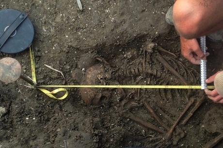 Le squelette d'un adolescent de l'Âge du Bronze découvert près de Stonehenge