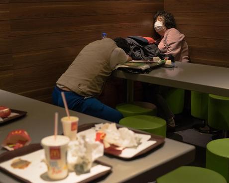 Les « McRefugees », les réfugiés du McDo Les « McRefugees », les réfugiés du McDo